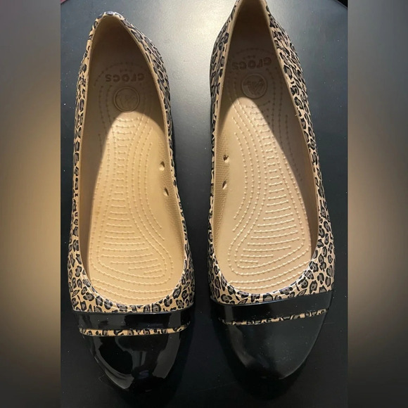 Crocs Leopard Print Black Cap Round Toe Size 7 - Picture 1 of 11